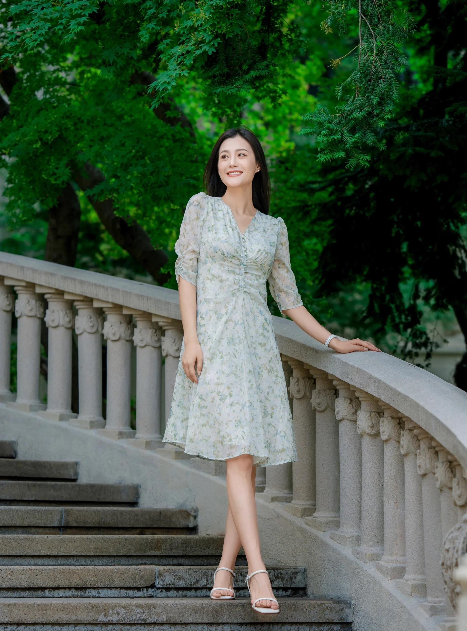 自然放腿上,双腿交叉向侧前方延伸,头稍微低点,简约的姿势拍出高级美