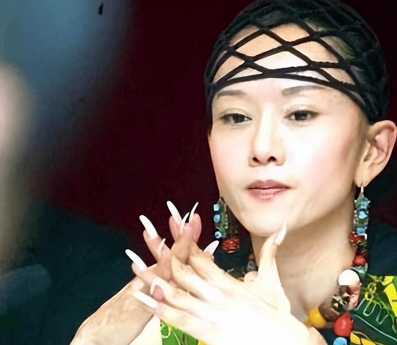 服装都是彩绘的,镜头放大时太"抢眼"!