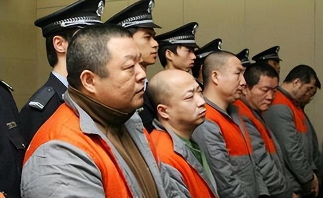 黑道歌手臧天朔有多狂?扇梅婷耳光,砸成龙场子,现却无人问津!