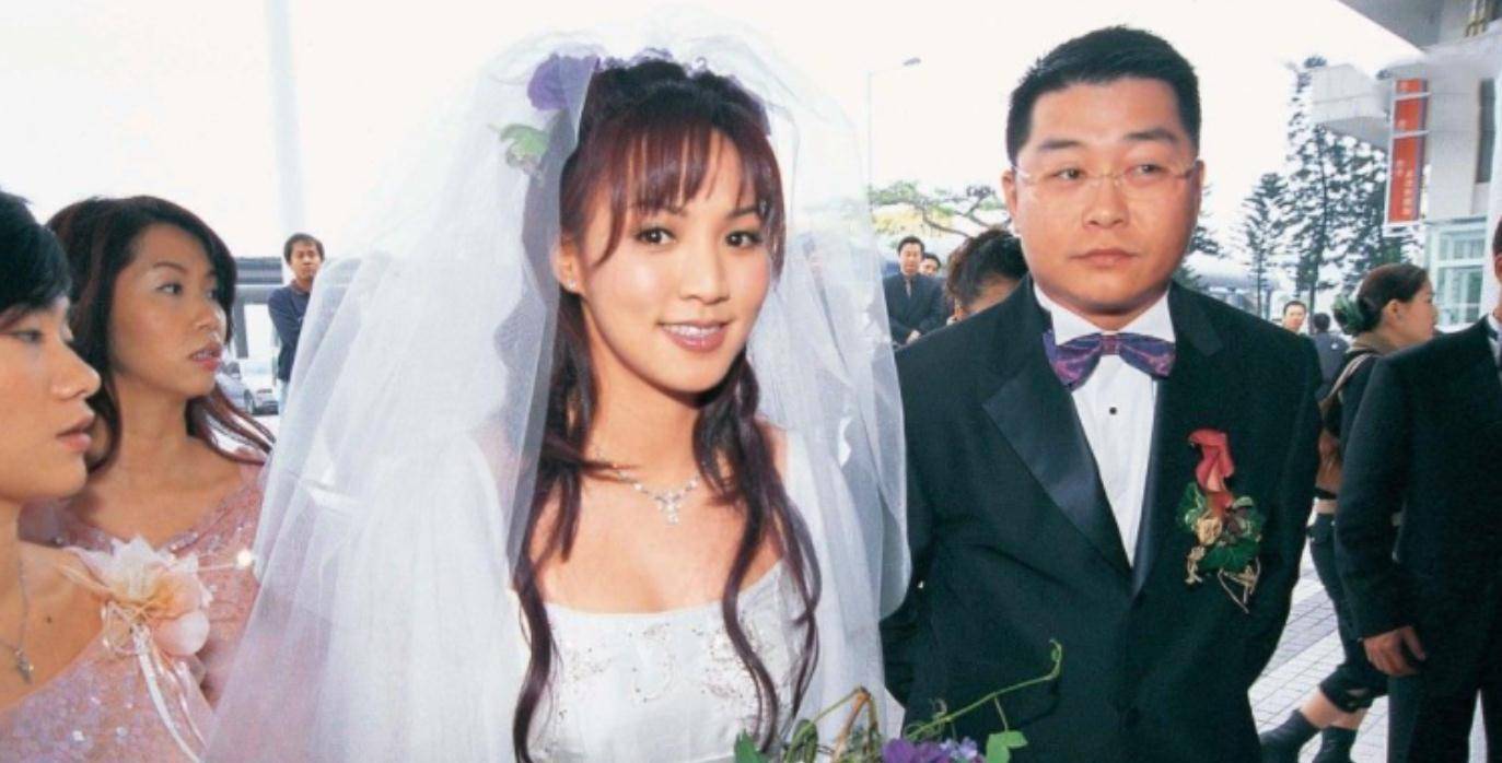 2002年,黎瑞恩和曾智明结束多年的爱情长跑,步入婚姻的殿堂.