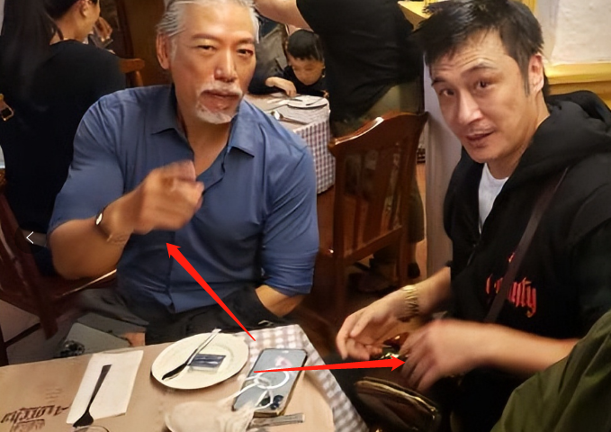 吴镇宇与儿子曝合照,60岁张耀扬意外出镜,满头白发身材堪比费翔