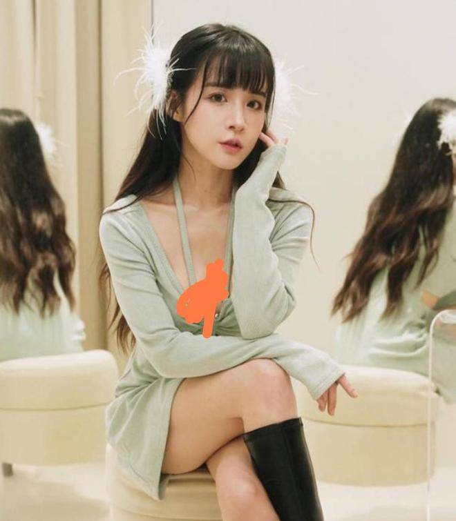 随后,李汶静被依法带回了警察局接受进一步调查.