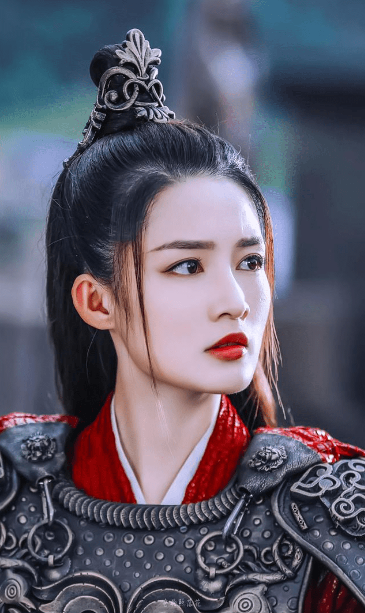 李沁的长相是很多直男朋友都非常喜欢的长相,五官立体感强,辨识度很高