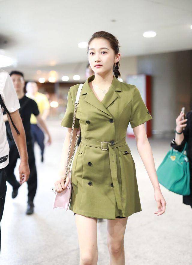 关晓彤衣品越来越好?西装裙配上马丁靴,这才是"真腿精"
