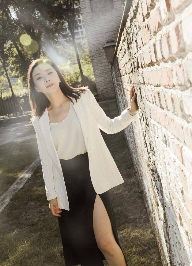 43岁"才女"刘威葳,一袭黑裙搭条纹西装,裙摆开叉到大腿好火辣