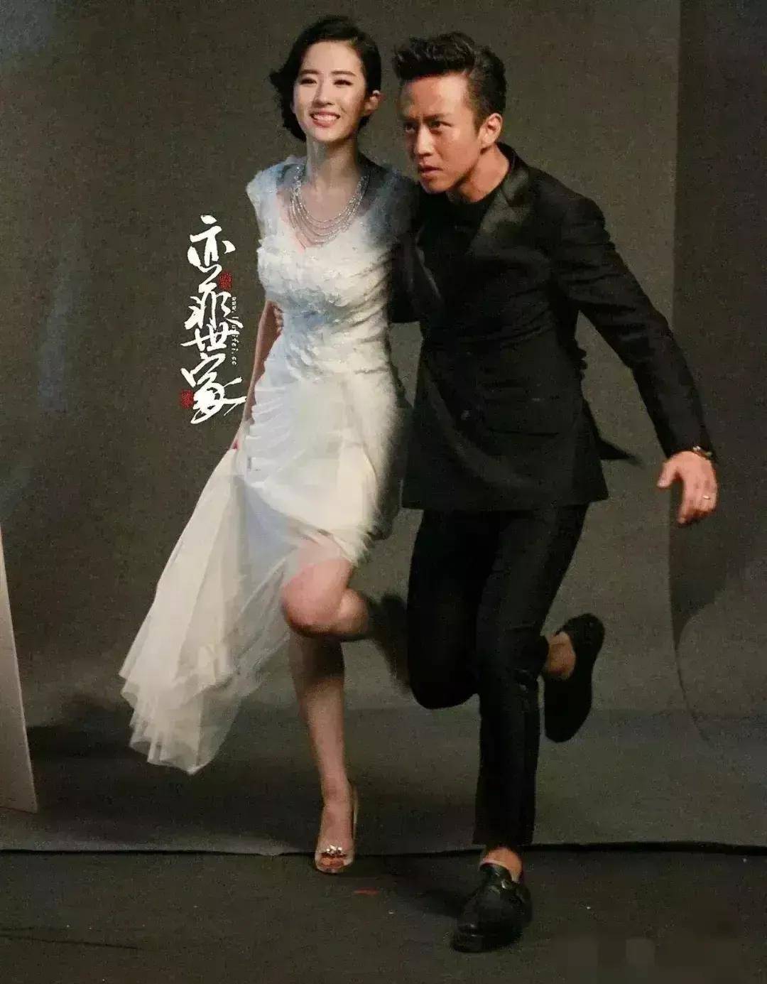 邓超刘亦菲亲密写真,邓超表情貌合神离,仿佛看到了搓衣板