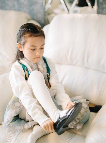 像甜馨学习一下穿搭技巧,复古风的连衣服搭配小皮鞋,穿出乖巧少女感