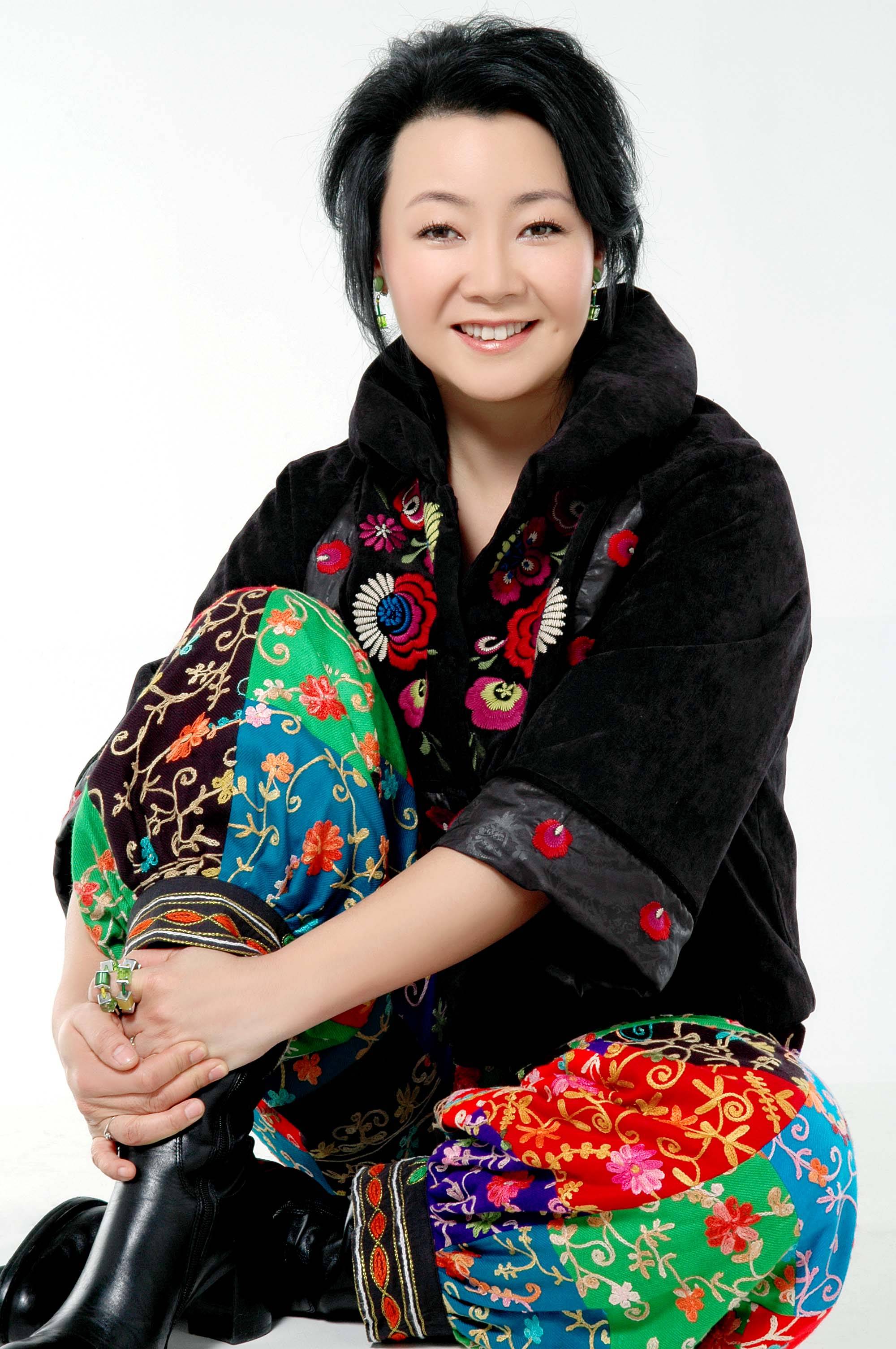 萨日娜塑造的"李素华",就像我们自己的妈妈一样,温暖了千千万万观众的