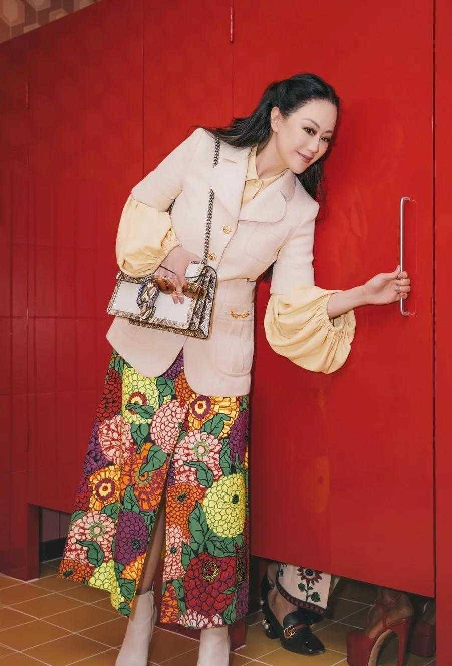 章小蕙活成女人羡慕的样子,58岁穿搭精致优雅,藏不住的贵气感