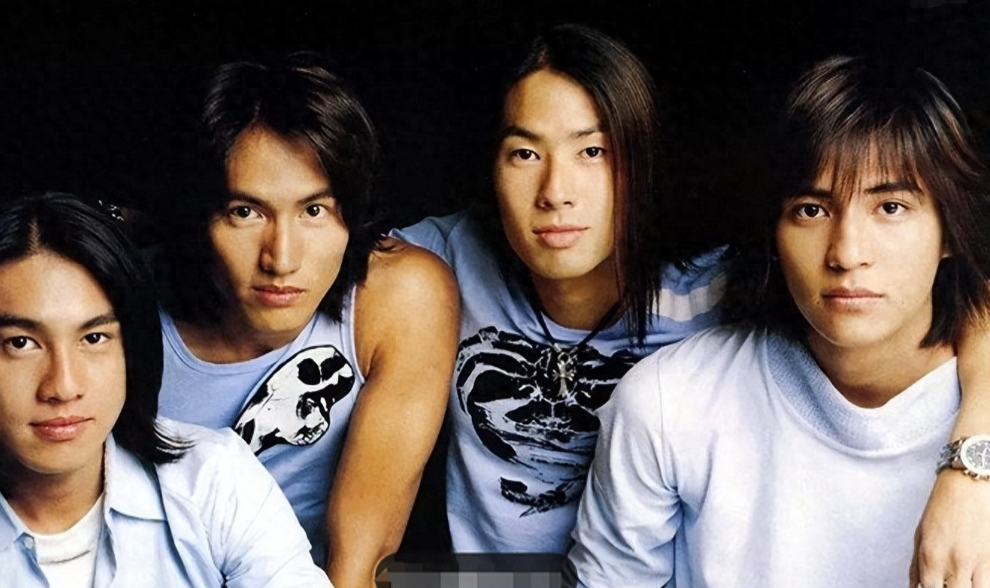 作为f4组合的一员,其实朱孝天也是他的艺名,他本名叫王镇天.