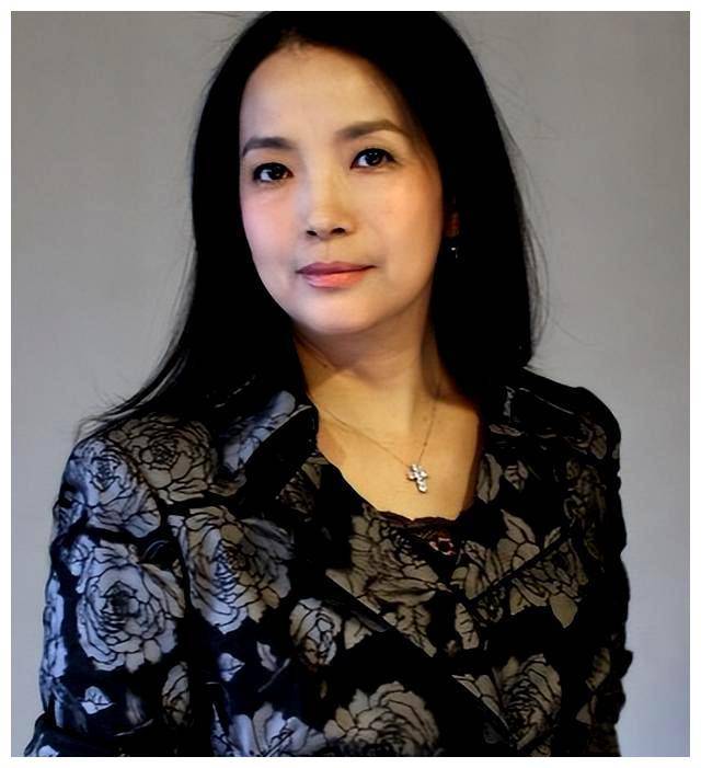 30年后吕丽萍原形毕露,才明白张丰毅坚持离婚,是多么正确的选择