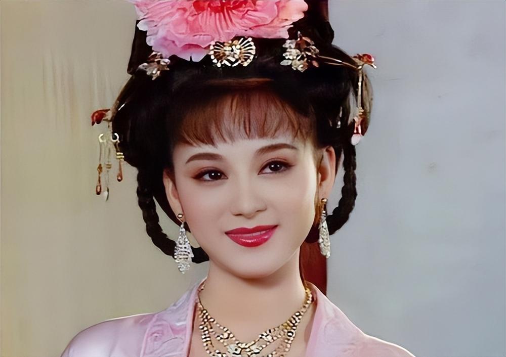 当初的苗乙乙也算是惊艳了一个时代的美人,她的脸蛋儿,就算和颜值巅峰