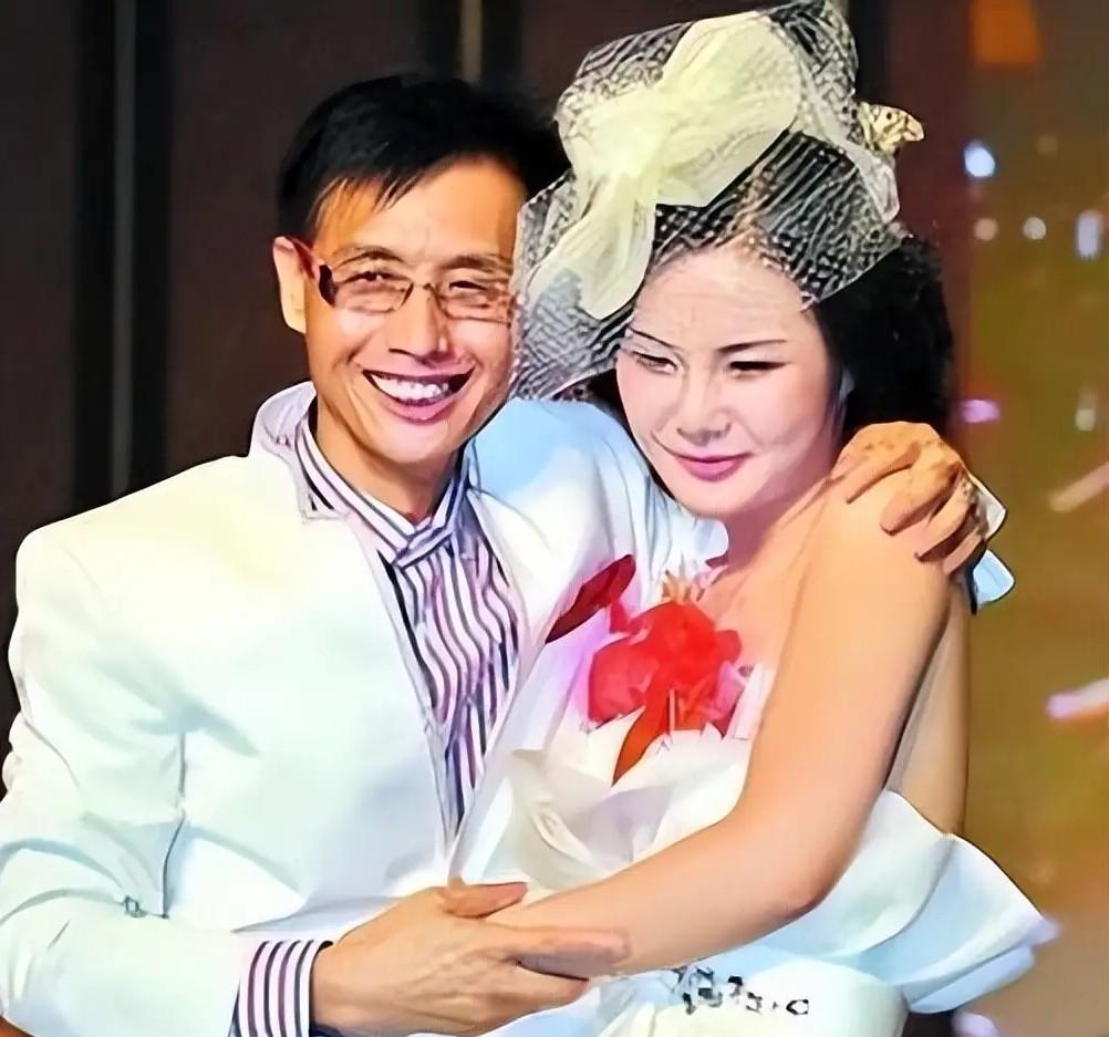 在一年之后,男方彻底把他给甩了,又换了一个肤白貌美的黄梓琪,冯清在