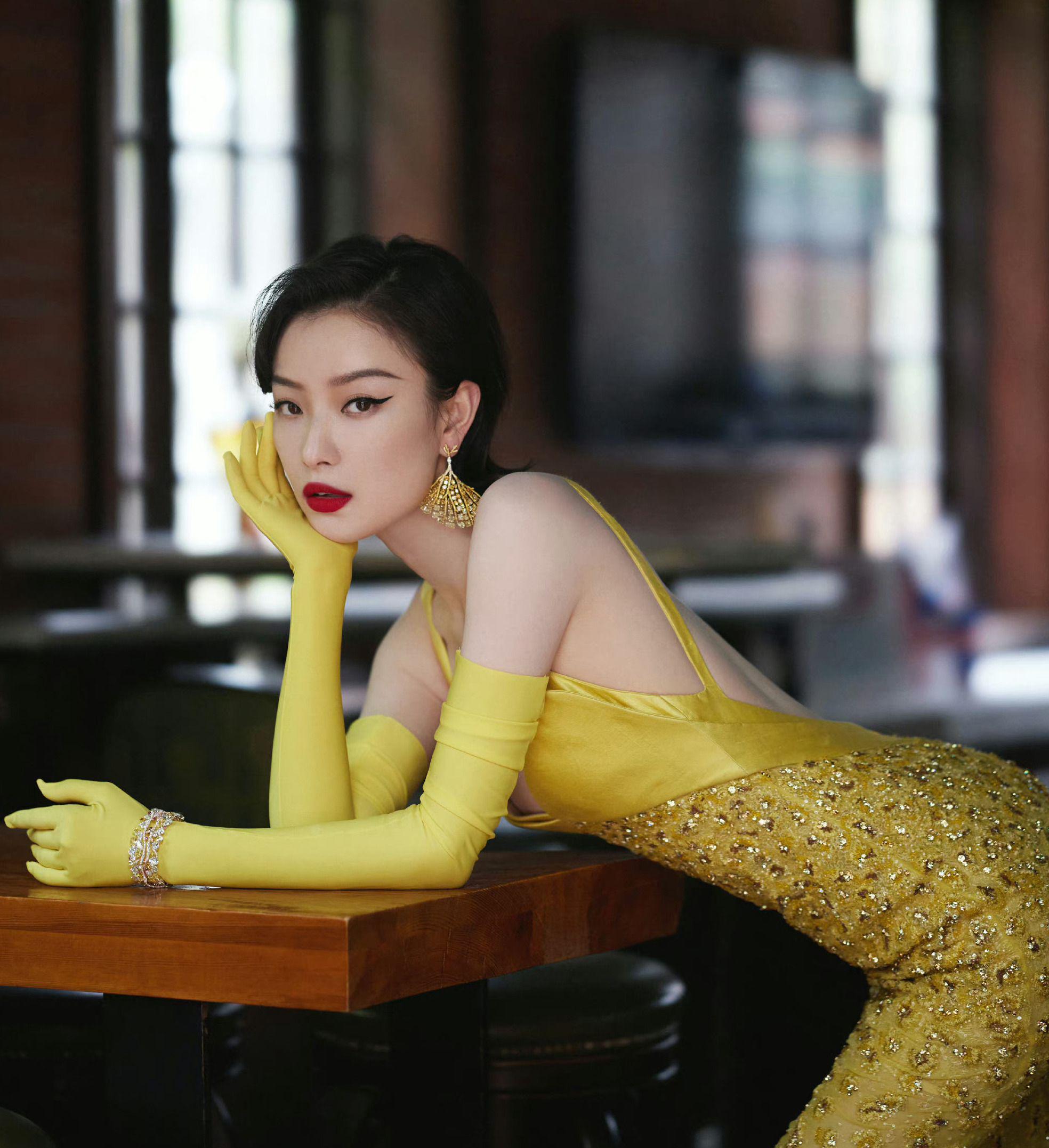 倪妮果然是天生的演员!黑色长裙尽显好身材,好似油画美人