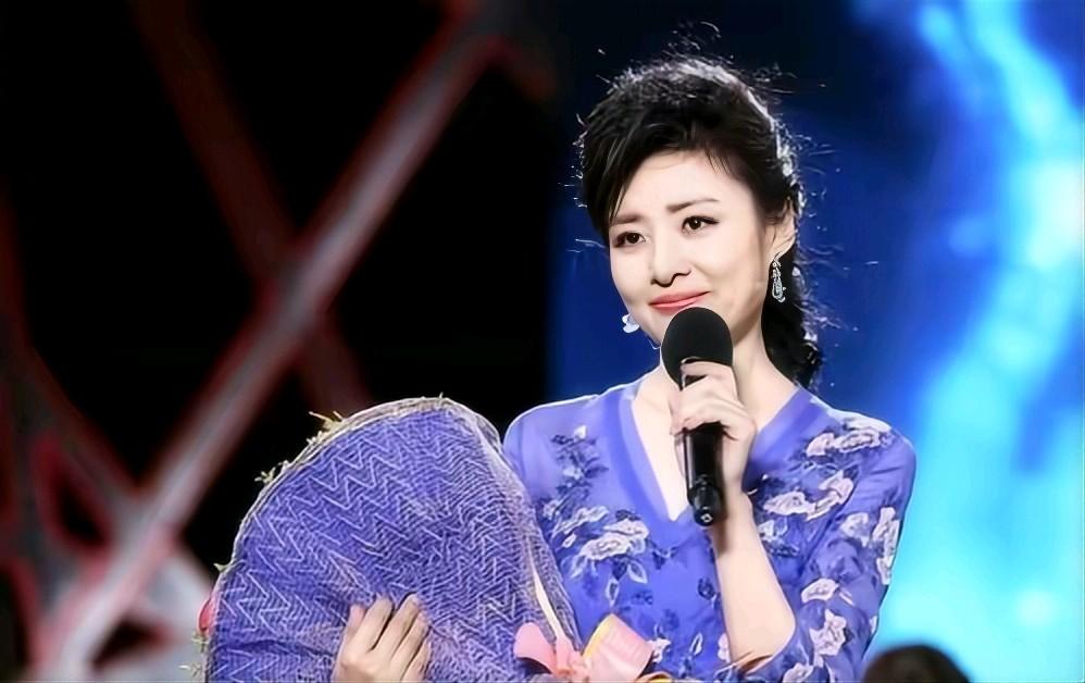 55岁周涛:从央视主持到董事长,她跟董卿走上截然不同的两条路