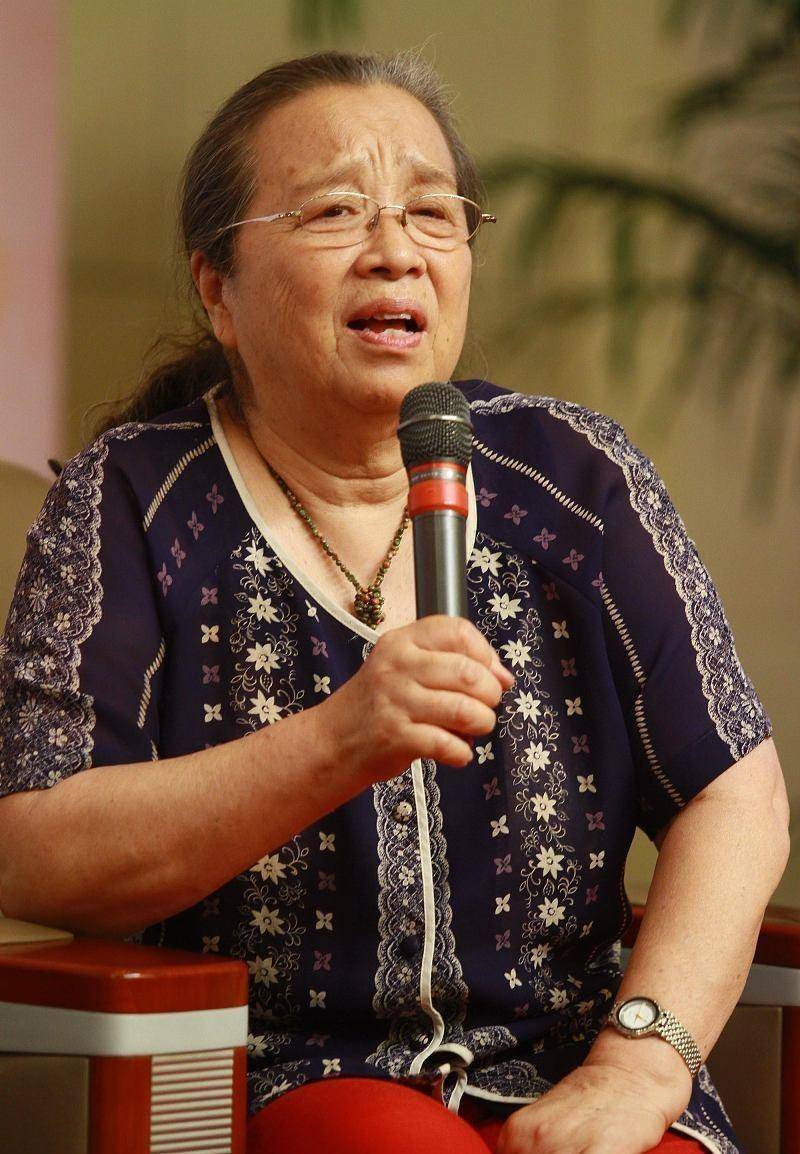 李明启老师饰演的"容嬷嬷"首当其冲,排在第二的是《情深深雨蒙蒙》