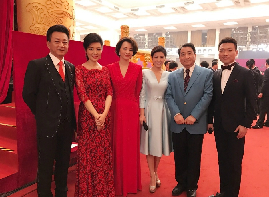 董卿跟最佳搭档朱军同框,一个老气横秋一个穿红裙貌美年轻,但都是有