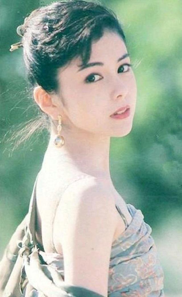 不过,可惜的是,最后这"爱情的苦果"居然要由她的女儿关之琳代为尝之.