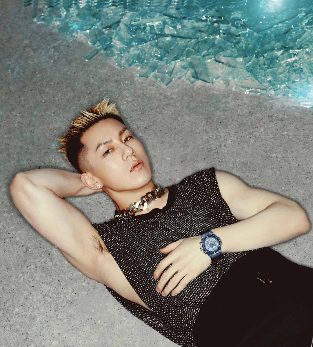 男歌手 casper 卡斯柏穿红内裤拍广告