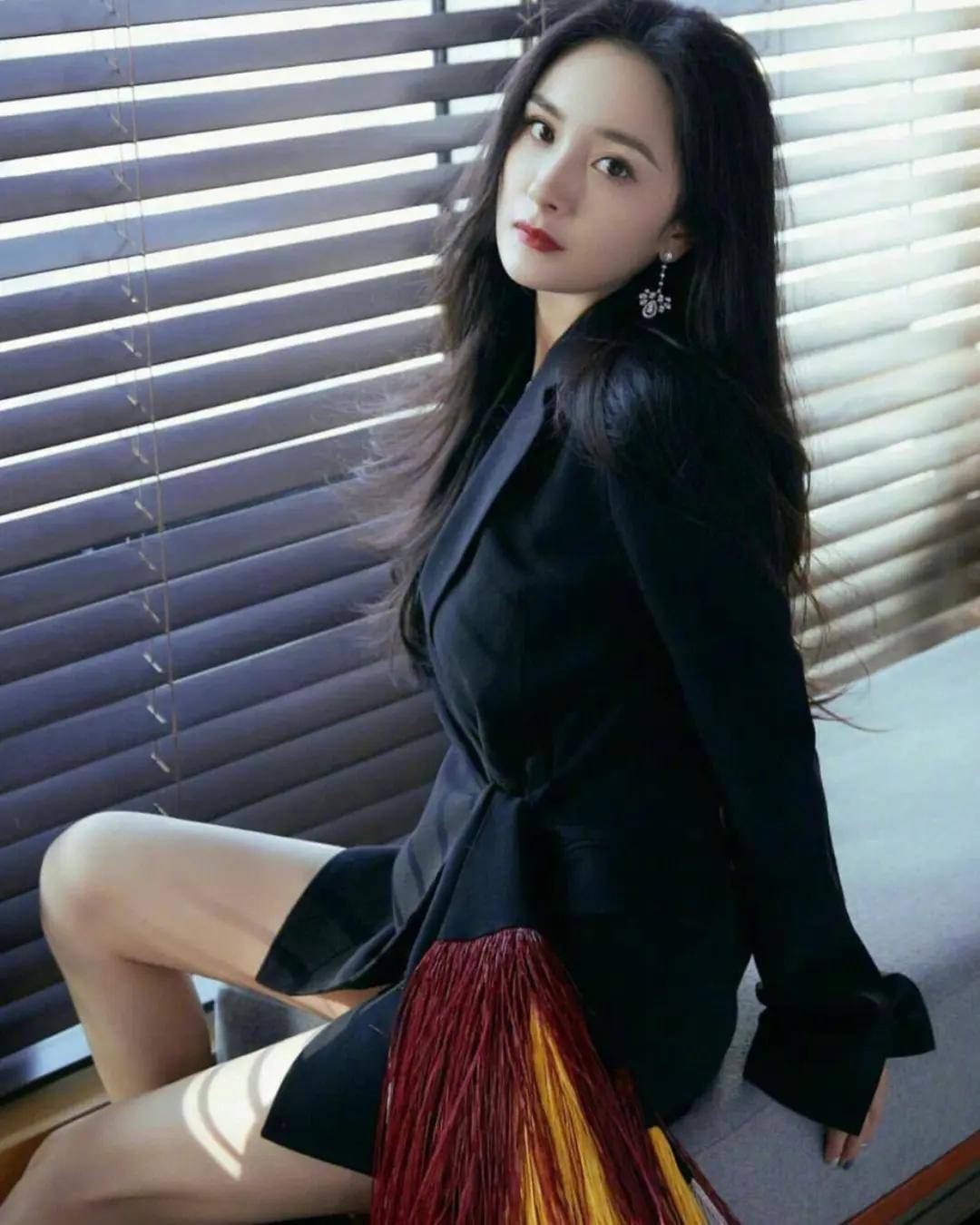 杨幂粉色旗袍满满少女感,内衣外穿复古性感,这身材谁扛得住