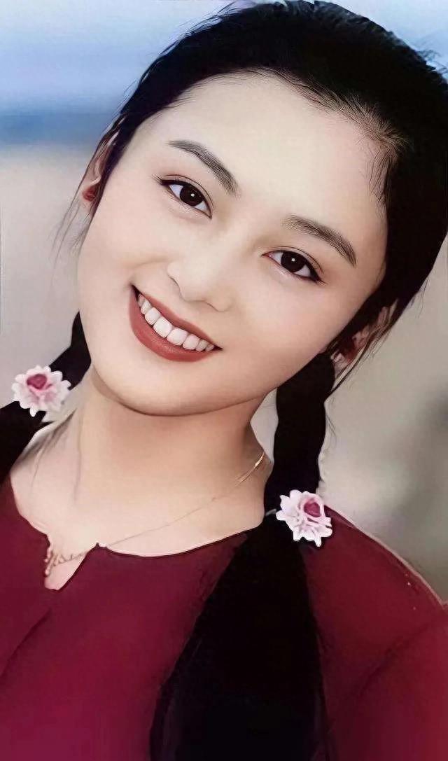 她被称为"大陆第一美女",两大名导为其着迷,如今55岁活的像25
