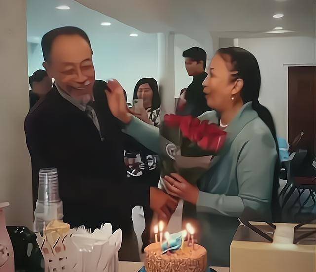 62岁吕丽萍教会庆生三婚老公孙海英深情献花伉俪情深