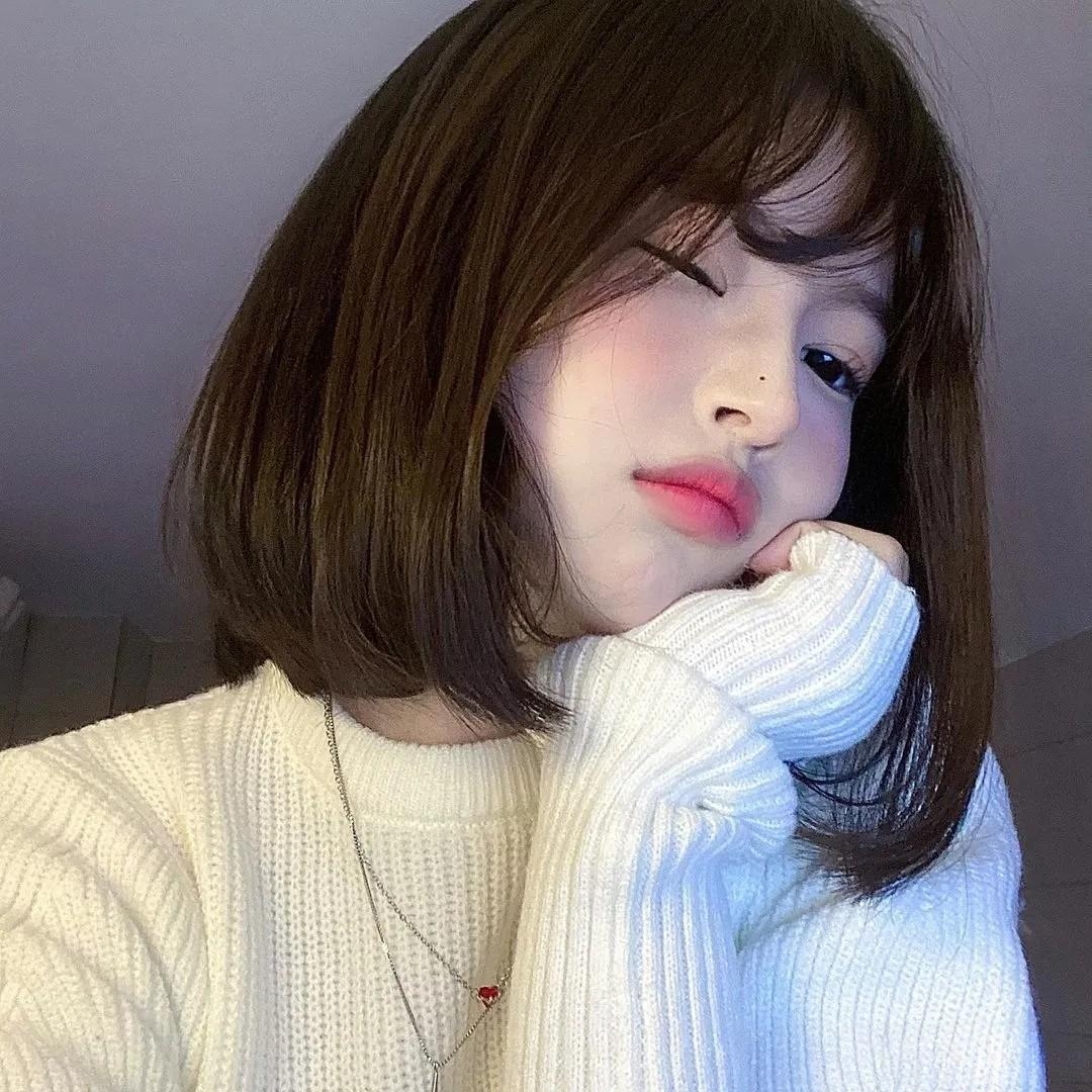 无论是二十岁的青春少女,还是四十岁的成熟女性,内扣短发都能恰到好处