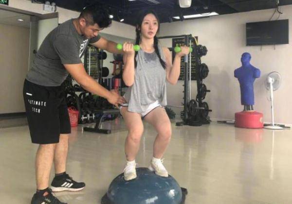 单身39岁柳岩,大晒香汗淋漓的健身照,男网友:重要的地方别减掉
