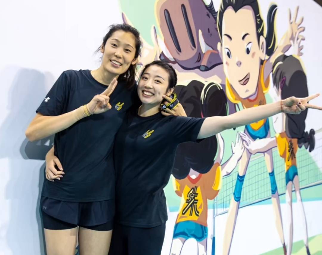 发布与朱婷合照引发争议,中国女排两大主力怎么了