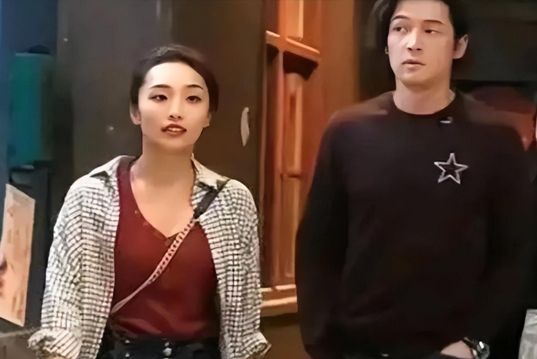 这一次,"秀恩爱"的胡歌妻子打脸众人,一个细节暴露婚姻真相