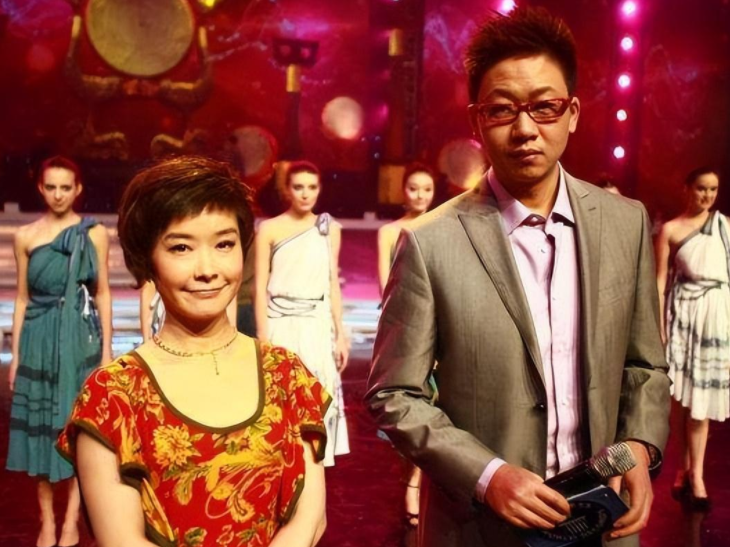 央视主持人王雪纯:嫁初恋老公,一生无儿无女,如今过得怎样子?