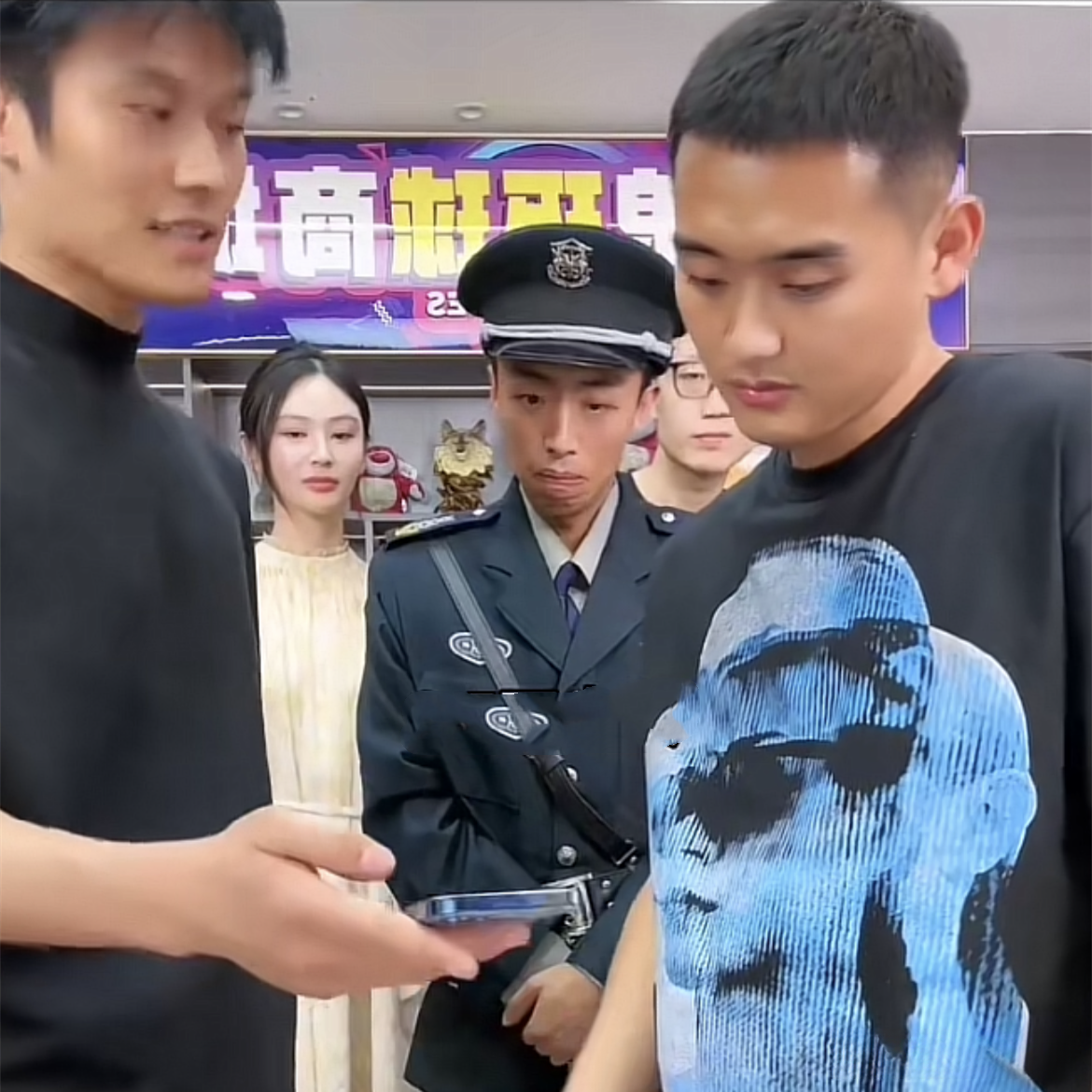 网红于天奇被小杨哥怒斥后迎来逆转!定位已经找到,粉丝纷纷支持(图2) 网红于天奇被小杨哥怒斥后迎来逆转!定位已经找到,粉丝纷纷支持(图2)