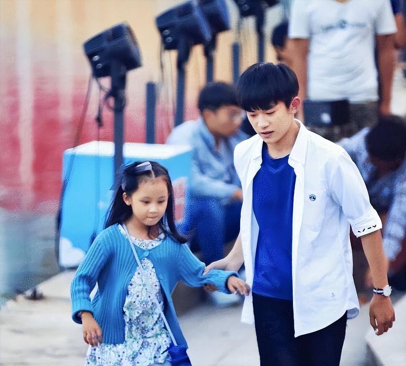 2017年,7岁的张婉儿在《我们的少年时代》中出演"果果"一角,和王俊凯