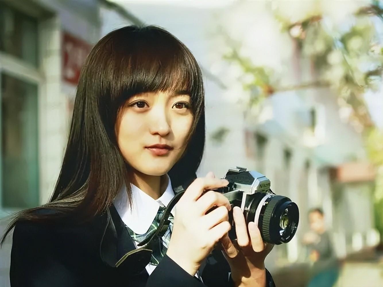 《墨雨云间》里何泓姗和张雨绮,同岁却像隔了辈