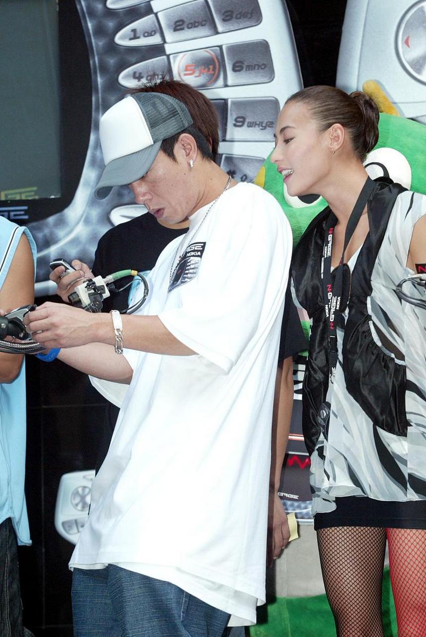 失去了陈晓东之后,张柏芝又和陈小春搞起了"男女闺蜜".