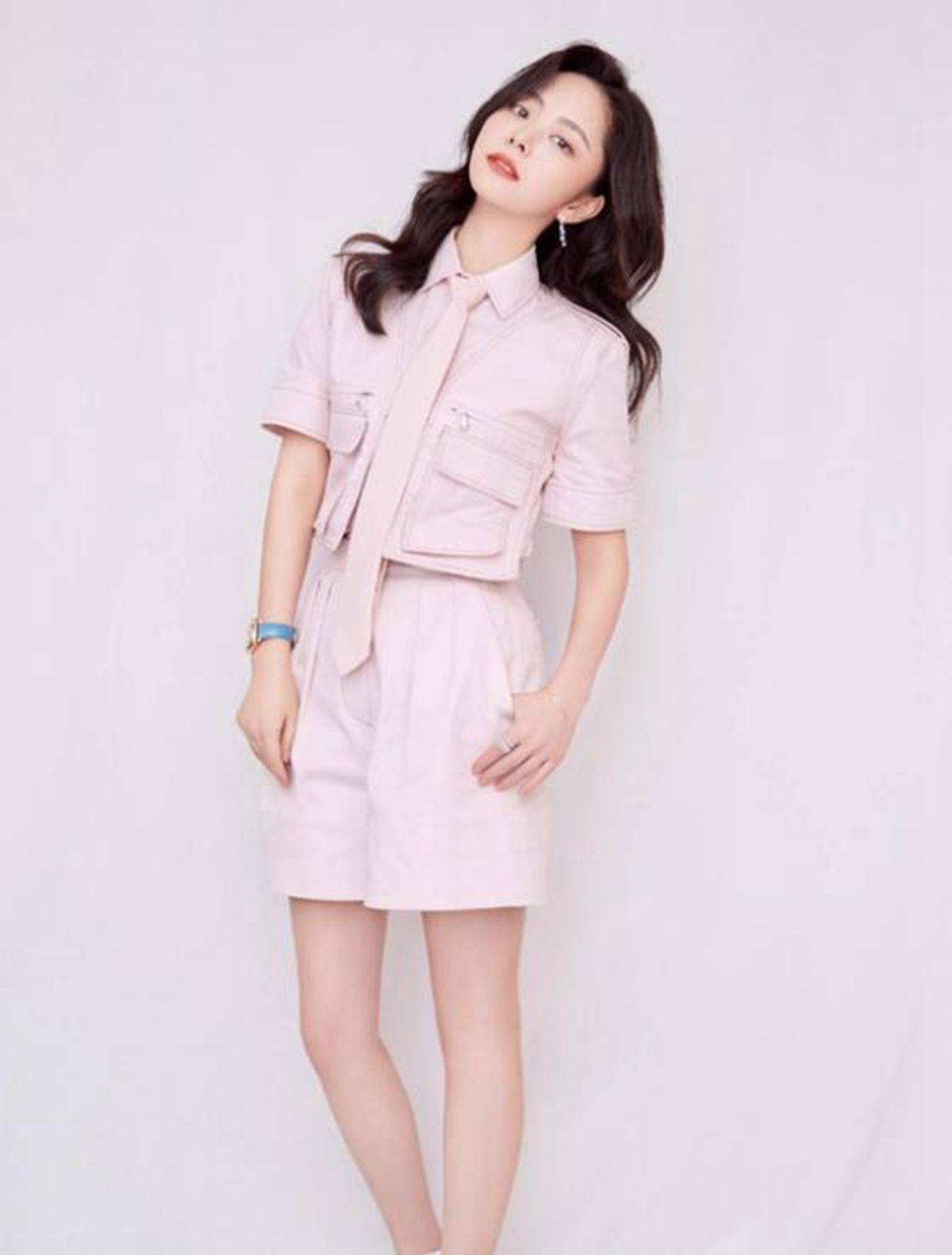 31岁谭松韵的颜值真耐看,大波浪卷发搭配白色连衣裙,美如初恋