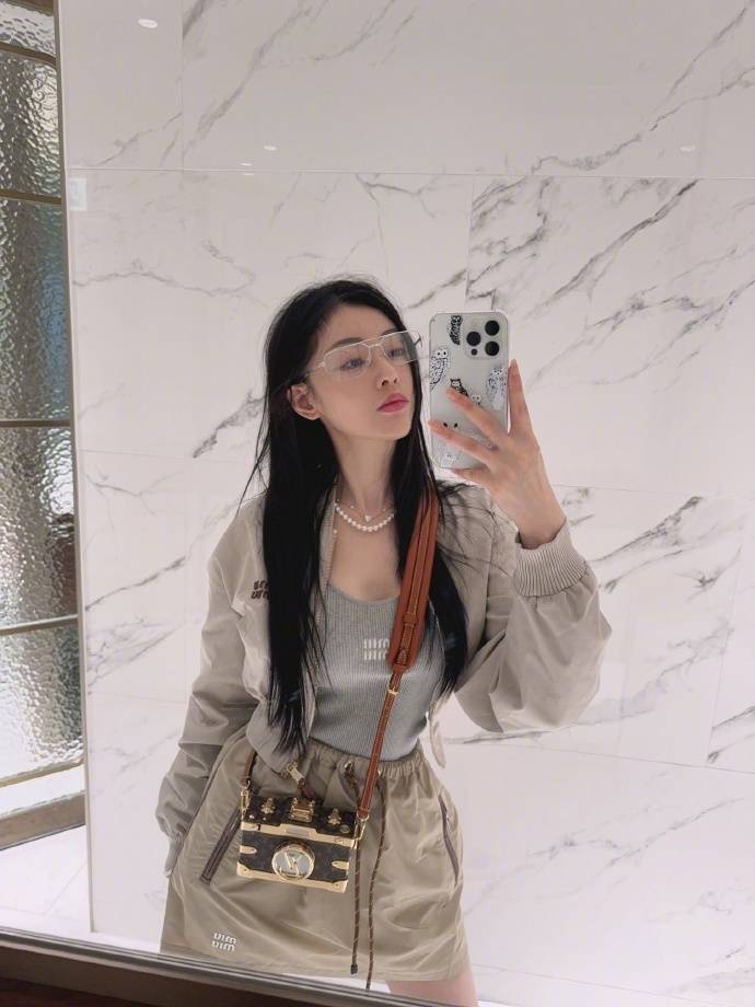 张天爱分享生活美照超惬意,可盐可甜惹人爱,当街牵手温馨有爱