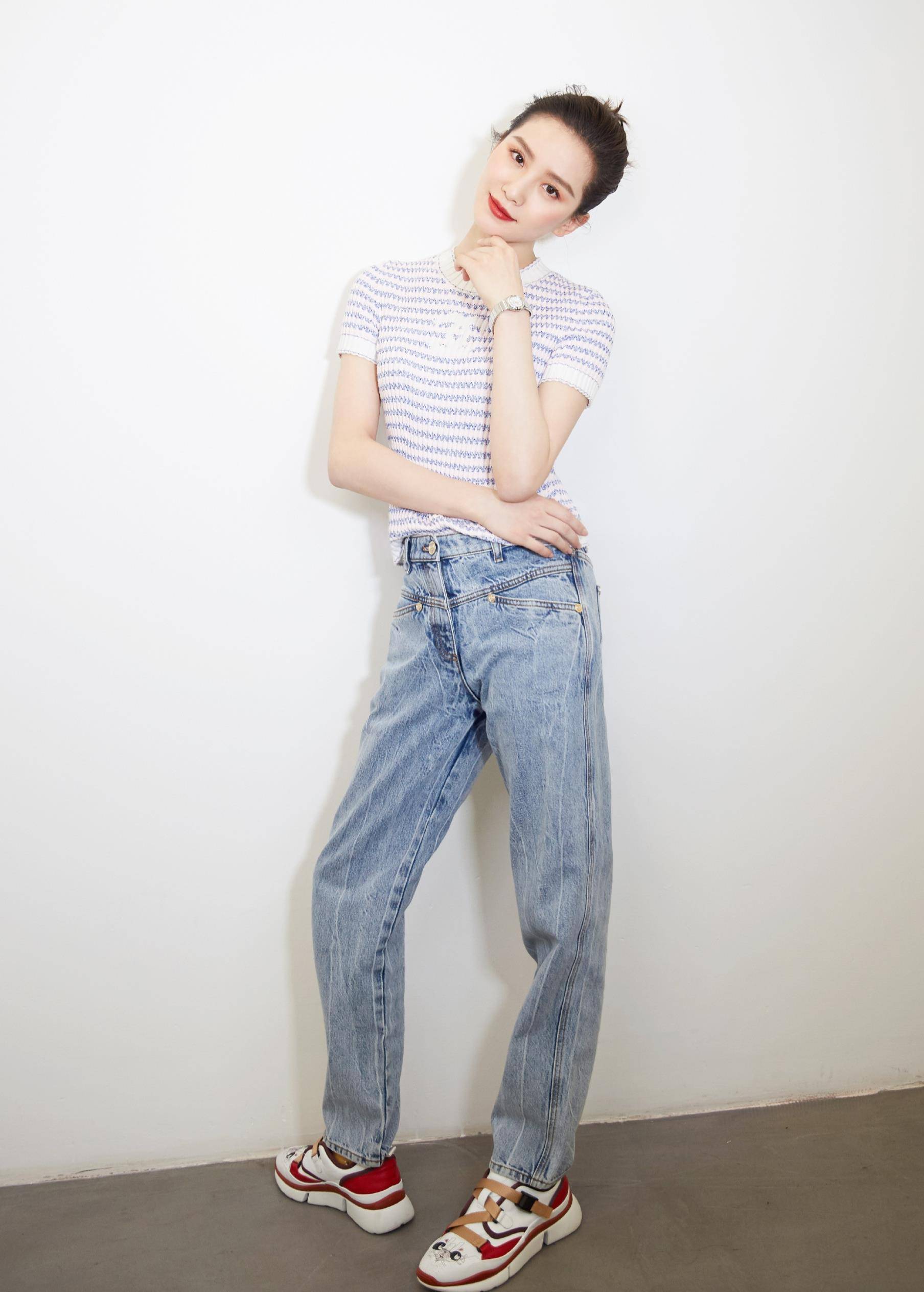 刘诗诗终于发力了,高端杂志拍到手软,白衣造型再次惊艳众人