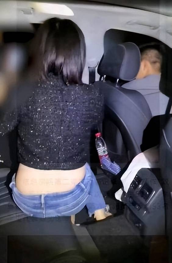 那个与人妻在荒野发生关系的职校干部,这次真的被扒底裤都不剩了