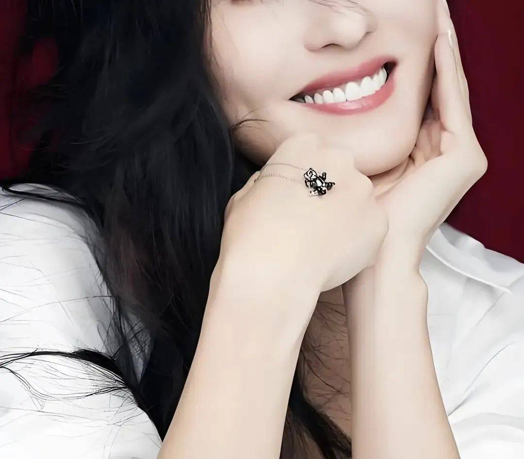 张柏芝儿子恋上46岁女教练?网友:家族遗传!