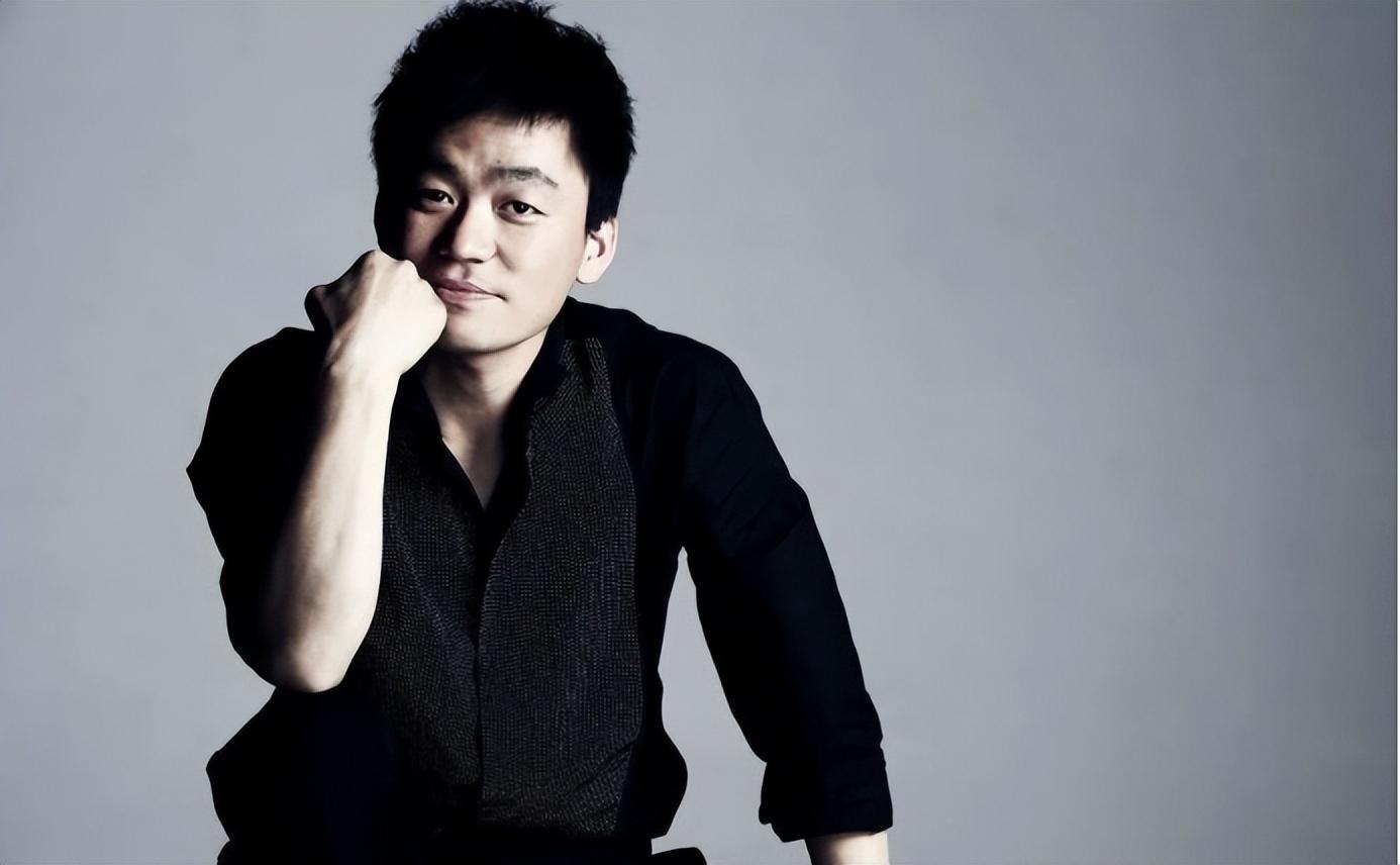 王宝强与现任儿子一同现身香港,如今的幸福生活"多亏"了马蓉