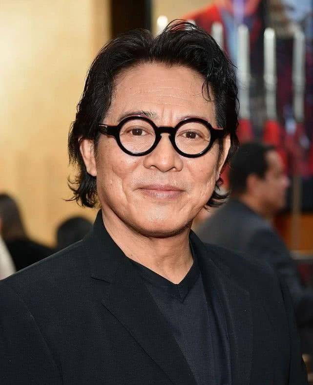 李连杰携女儿走红毯,穿黑色西装戴黑色眼镜,气色好了很多!