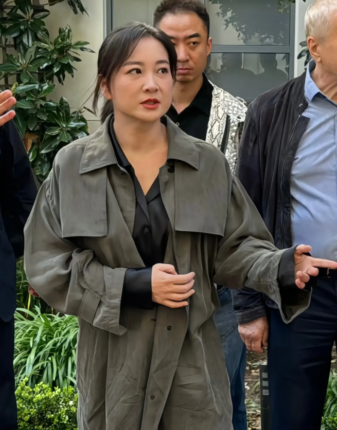 贾玲翘着二郎腿在好莱坞片场,满脸皱纹,吴彦祖和周迅前夫也在!