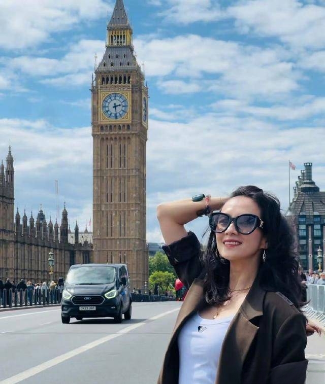 章子怡沙滩合影展现国际地位