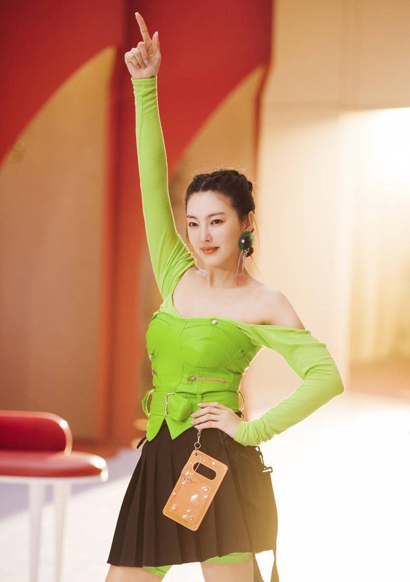 现如今的张雨绮也刚好有32岁的年龄了,这个时期的她相比刚出道时更多