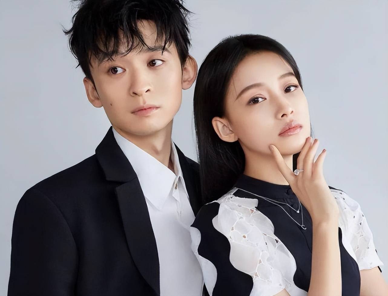 直到离婚的消息传出,网友们却发现孙怡的红毯和节目依旧频出不断.