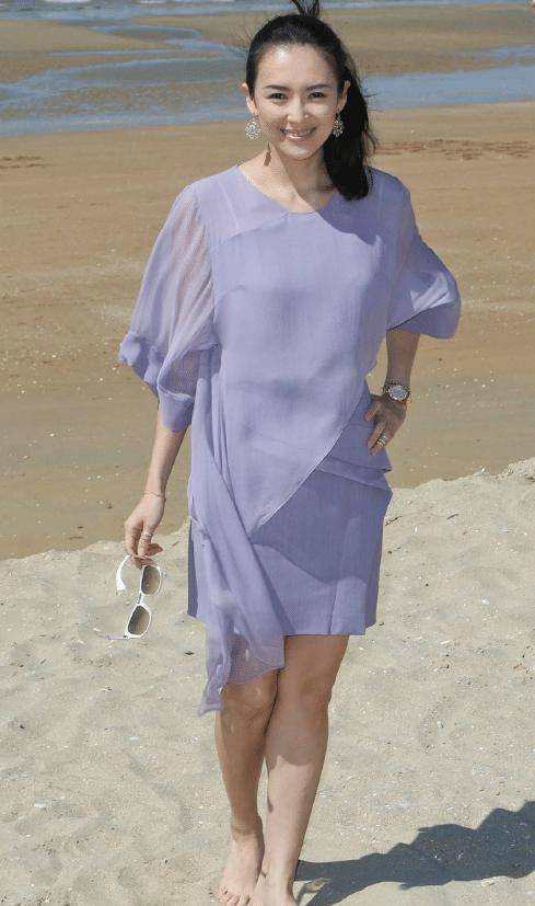章子怡沙滩照惊艳了,穿紫色连衣裙甜美减龄,难怪汪峰那么爱她