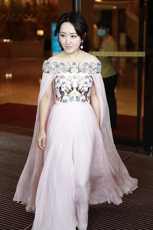 杨钰莹不愧是"玉女掌门",身穿粉裙好有少女感,真是清纯又甜美