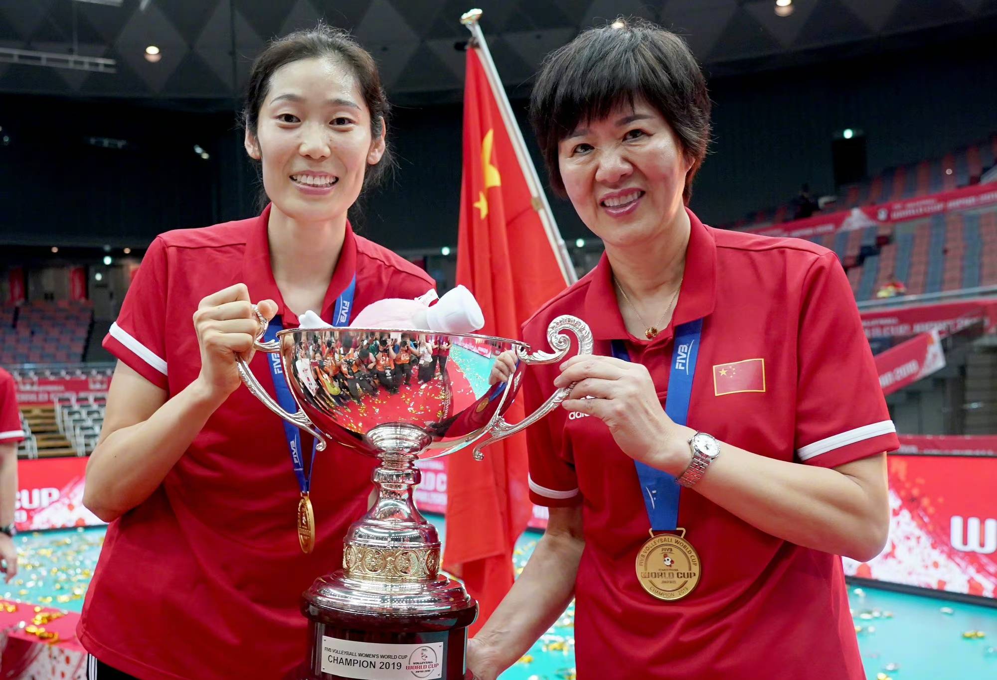 发布与朱婷合照引发争议,中国女排两大主力怎么了