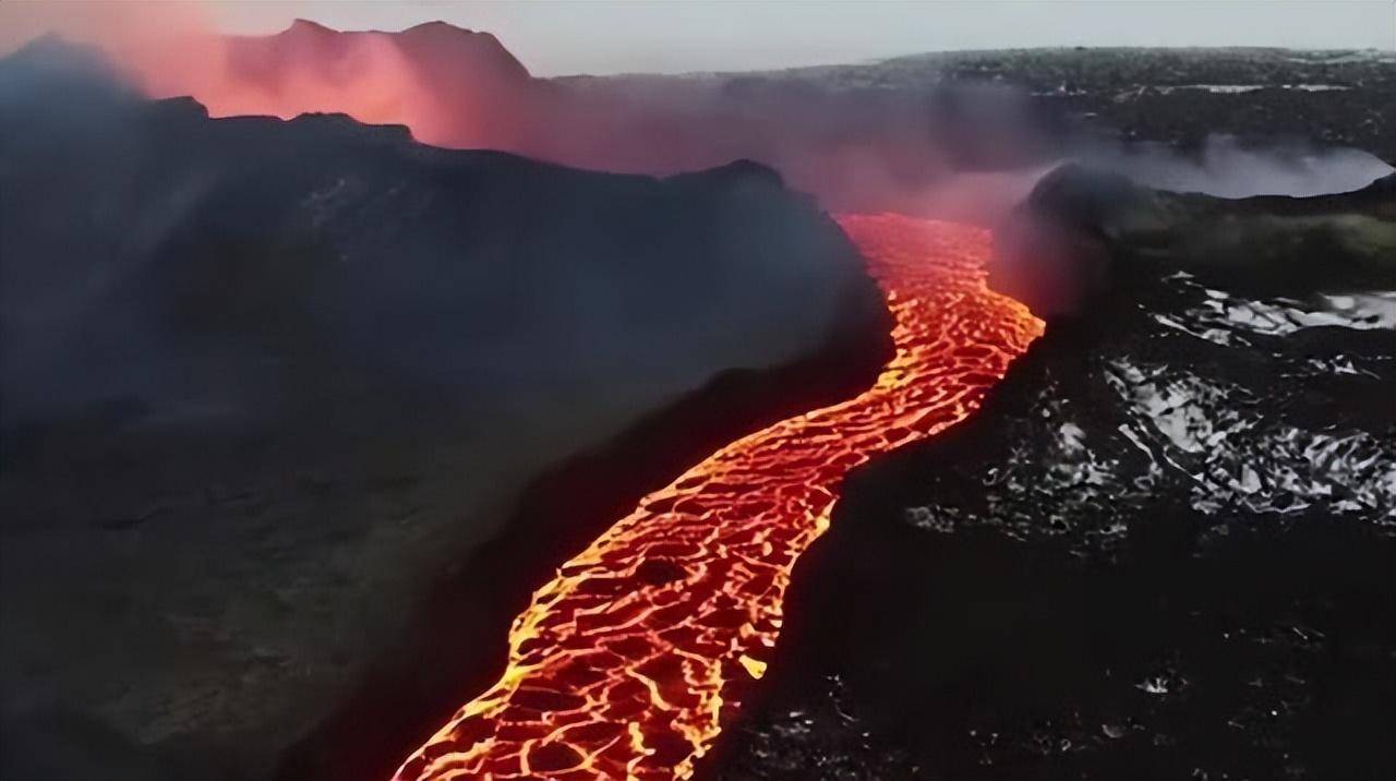 世界上最没面子的火山岛,持续喷发6年,如今被游客当烧烤炉